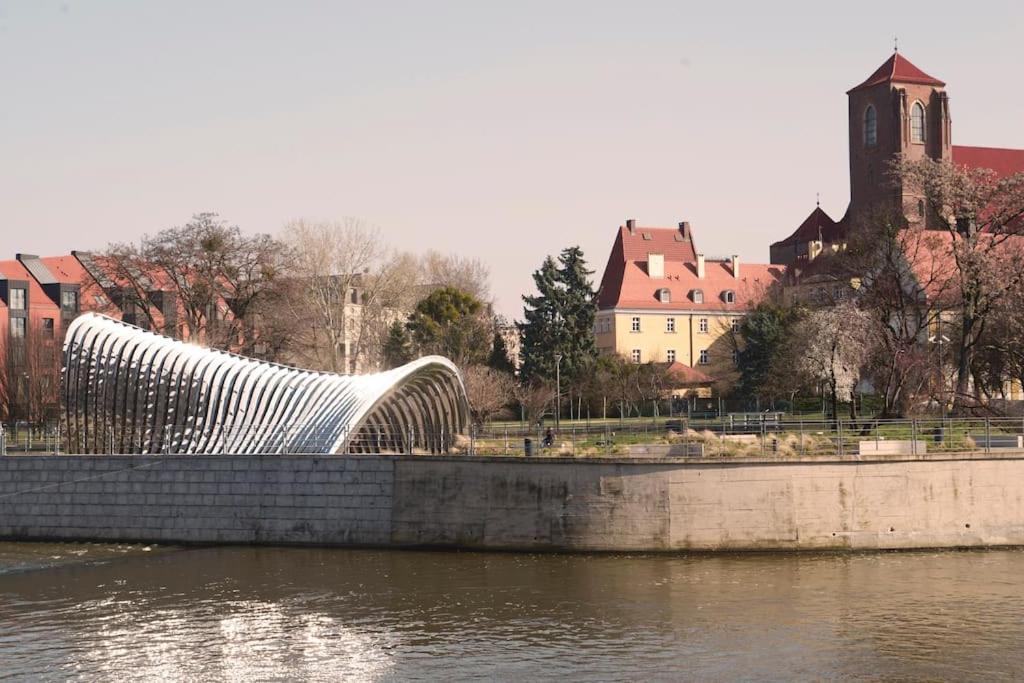 Unique Center